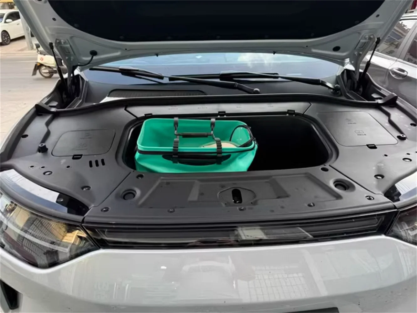 Car Front Trunk Storage Box Engine Hood Storage Compartment for 23-24 LEAPMOTOR C11